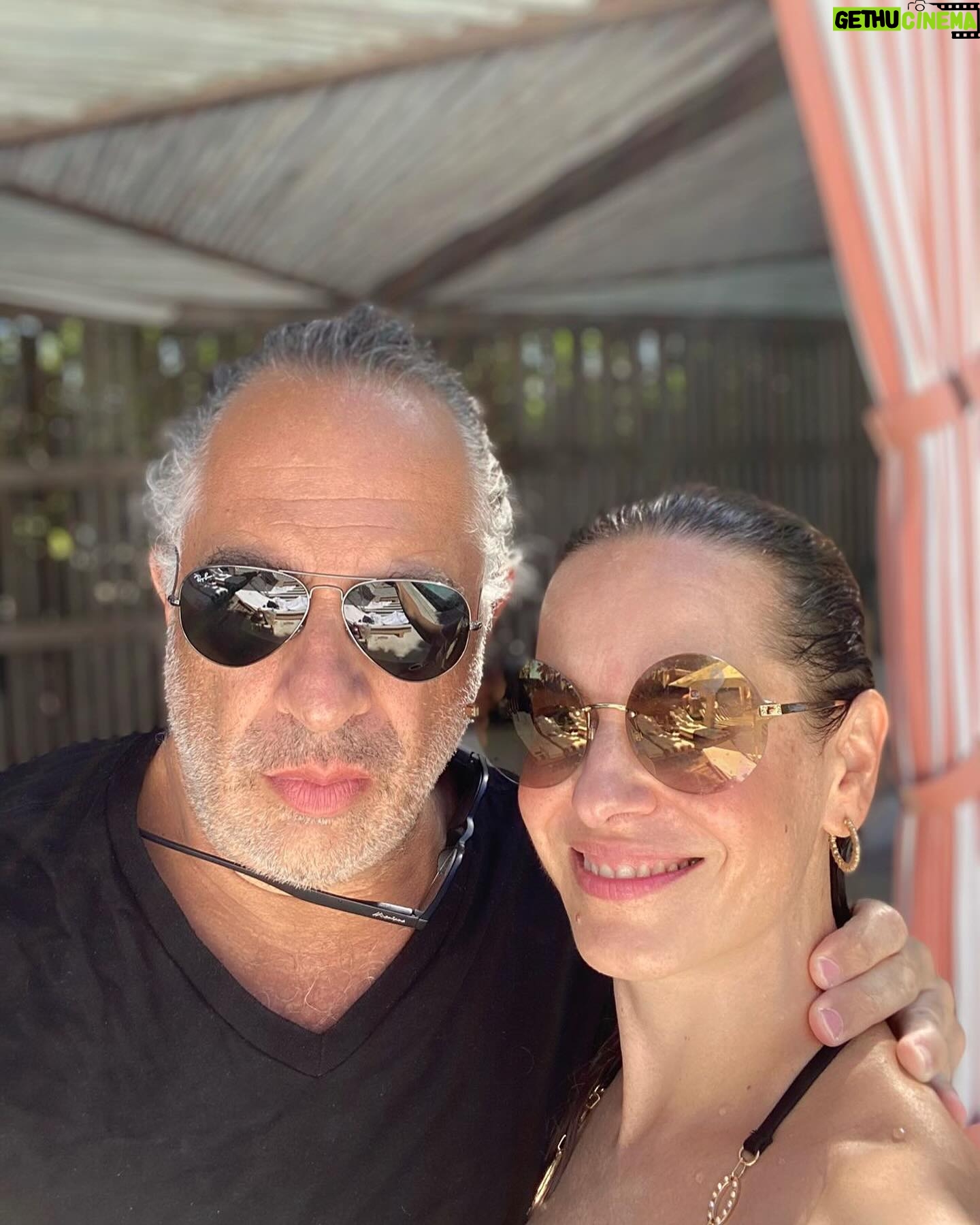 Gabriela Platas Instagram - Hace muchos años, el perro que más he amado me llevó a ti. Y hace 6 años empezaste a enseñarme la felicidad de un amor como siempre lo había imaginado: honesto, protector, sencillo, leal, feliz y divertido (aunque lo disimules con tu #Caradepiedraconojos). Eras mi sueño desde siempre, y hoy se cumplen 6 años de que vivo agradecida de estar a tu lado. Te amo. 🤍