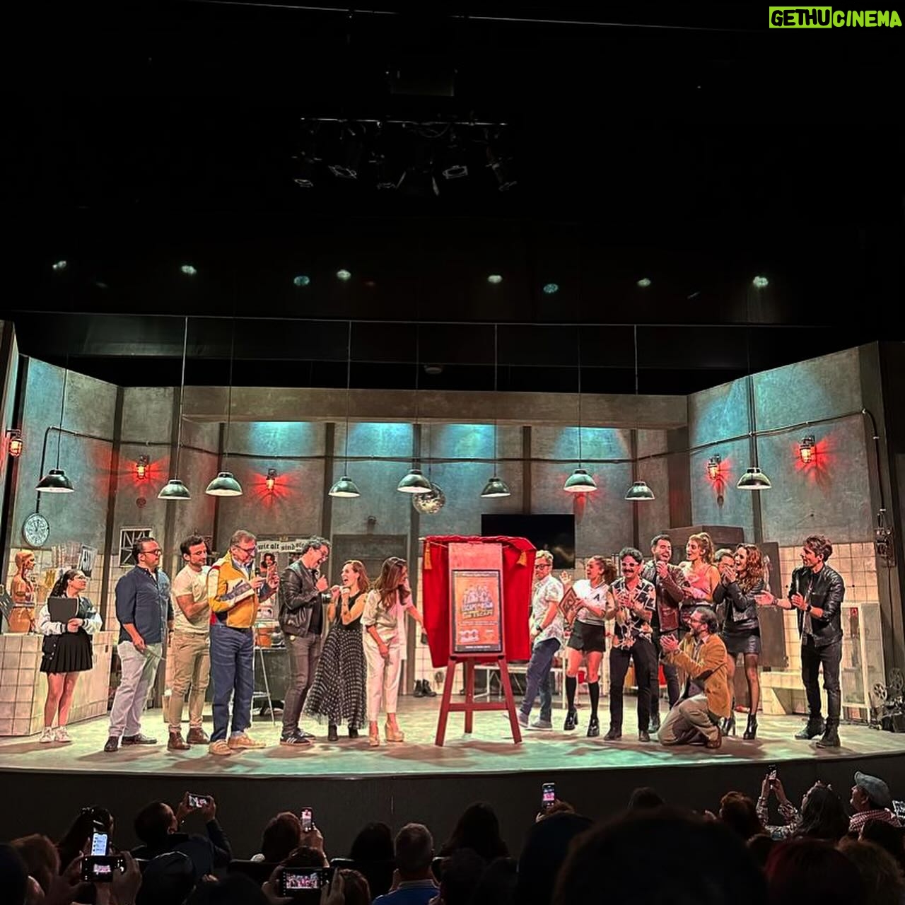 Gabriela Platas Instagram - Celebramos 6000 minutos sin escape y 100 (120 en realidad) representaciones de esta super obra ¡tienen que ir a ver @atrapadosmex ! Gracias a todo el equipo de @morrisgilr y @mejorteatro por hacernos parte de este día tan especial. Fue todo un honor ser testigos de todo su talento ¡son wow! 🤩 Y ni hablar del precioso trabajo actoral de @faisirrito @alealebarros @juanmartinj y @palyoficial ¡Todo mi amor y admiración para ustedes! La noche terminó juntando las celebraciones así que recibí mucho amor por mi cumple ¡los adoro! Gracias por hacerme sentir tan especial. 🥳🥳🥳🥳