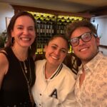 Gabriela Platas Instagram - Celebramos 6000 minutos sin escape y 100 (120 en realidad) representaciones de esta super obra ¡tienen que ir a ver @atrapadosmex ! Gracias a todo el equipo de @morrisgilr y @mejorteatro por hacernos parte de este día tan especial. Fue todo un honor ser testigos de todo su talento ¡son wow! 🤩 Y ni hablar del precioso trabajo actoral de @faisirrito @alealebarros @juanmartinj y @palyoficial ¡Todo mi amor y admiración para ustedes! La noche terminó juntando las celebraciones así que recibí mucho amor por mi cumple ¡los adoro! Gracias por hacerme sentir tan especial. 🥳🥳🥳🥳