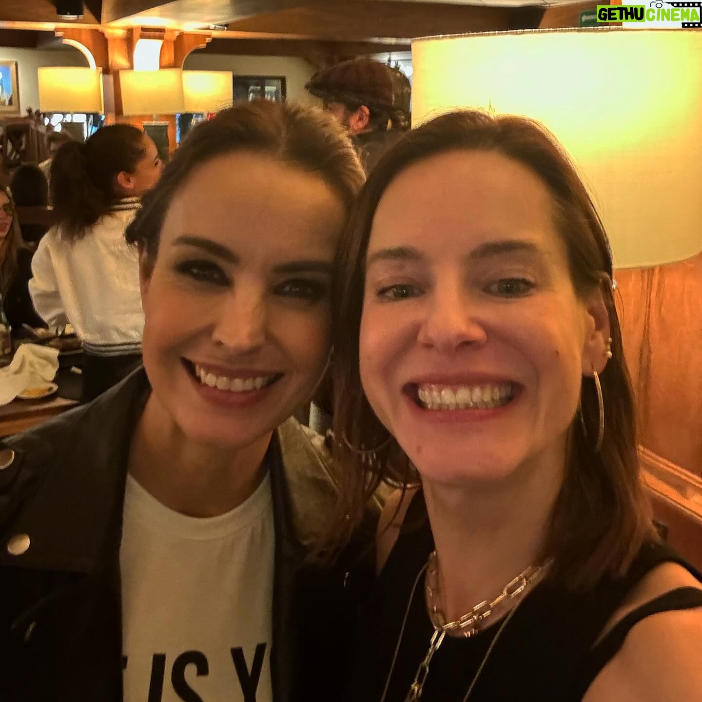 Gabriela Platas Instagram - Celebramos 6000 minutos sin escape y 100 (120 en realidad) representaciones de esta super obra ¡tienen que ir a ver @atrapadosmex ! Gracias a todo el equipo de @morrisgilr y @mejorteatro por hacernos parte de este día tan especial. Fue todo un honor ser testigos de todo su talento ¡son wow! 🤩 Y ni hablar del precioso trabajo actoral de @faisirrito @alealebarros @juanmartinj y @palyoficial ¡Todo mi amor y admiración para ustedes! La noche terminó juntando las celebraciones así que recibí mucho amor por mi cumple ¡los adoro! Gracias por hacerme sentir tan especial. 🥳🥳🥳🥳