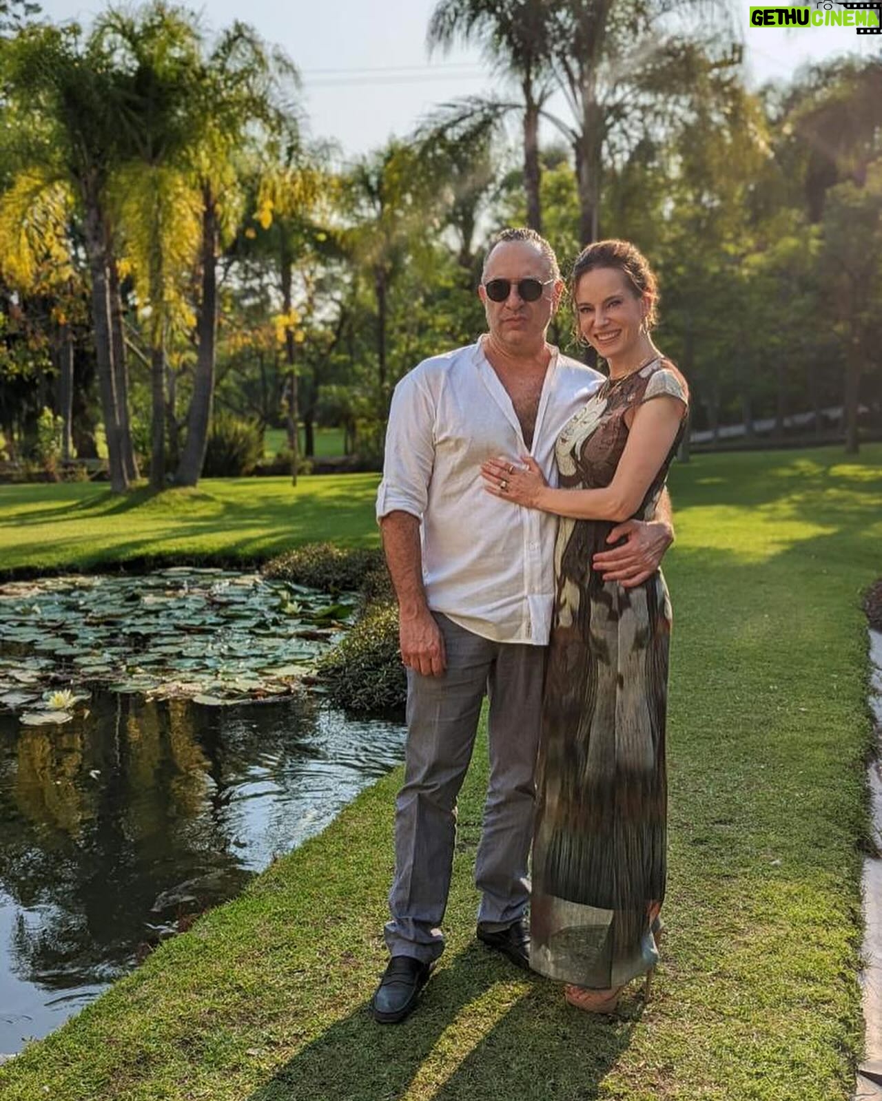 Gabriela Platas Instagram - Hace muchos años, el perro que más he amado me llevó a ti. Y hace 6 años empezaste a enseñarme la felicidad de un amor como siempre lo había imaginado: honesto, protector, sencillo, leal, feliz y divertido (aunque lo disimules con tu #Caradepiedraconojos). Eras mi sueño desde siempre, y hoy se cumplen 6 años de que vivo agradecida de estar a tu lado. Te amo. 🤍
