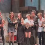 Gabriela Platas Instagram - Celebramos 6000 minutos sin escape y 100 (120 en realidad) representaciones de esta super obra ¡tienen que ir a ver @atrapadosmex ! Gracias a todo el equipo de @morrisgilr y @mejorteatro por hacernos parte de este día tan especial. Fue todo un honor ser testigos de todo su talento ¡son wow! 🤩 Y ni hablar del precioso trabajo actoral de @faisirrito @alealebarros @juanmartinj y @palyoficial ¡Todo mi amor y admiración para ustedes! La noche terminó juntando las celebraciones así que recibí mucho amor por mi cumple ¡los adoro! Gracias por hacerme sentir tan especial. 🥳🥳🥳🥳