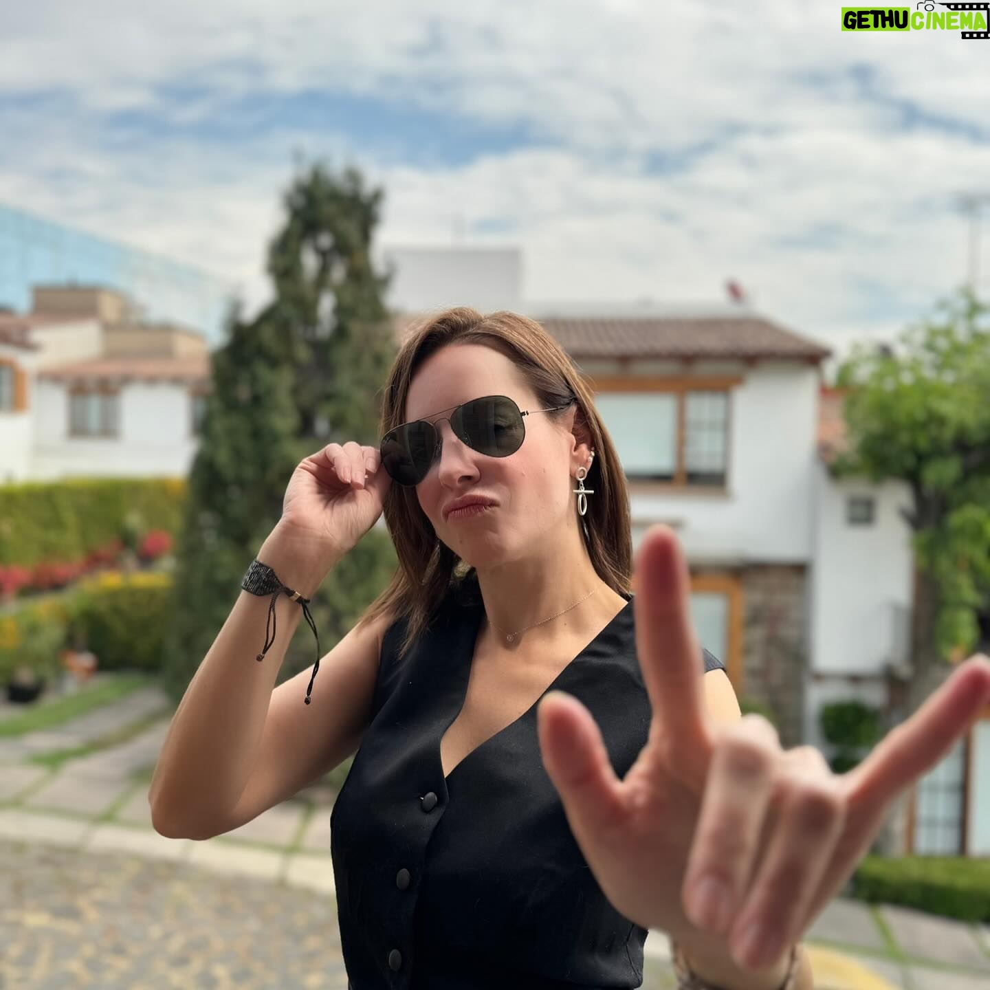Gabriela Platas Instagram - Si no lo van a dar todo, mejor nadota! ¡Sean felices! 🤘🏻