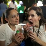 Gabriela Platas Instagram - Niñas de escuela católica chismeando y comiendo golosinas en el recreo 😂 Descripción por #CaraDePiedraConOjos