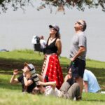 Gabriela Platas Instagram - Familia que ve el eclipse unida, se mantiene unida 🖤 Foto de @discoverwoodway el mejor sitio en el que pudimos estar para vivir algo tan bonito.