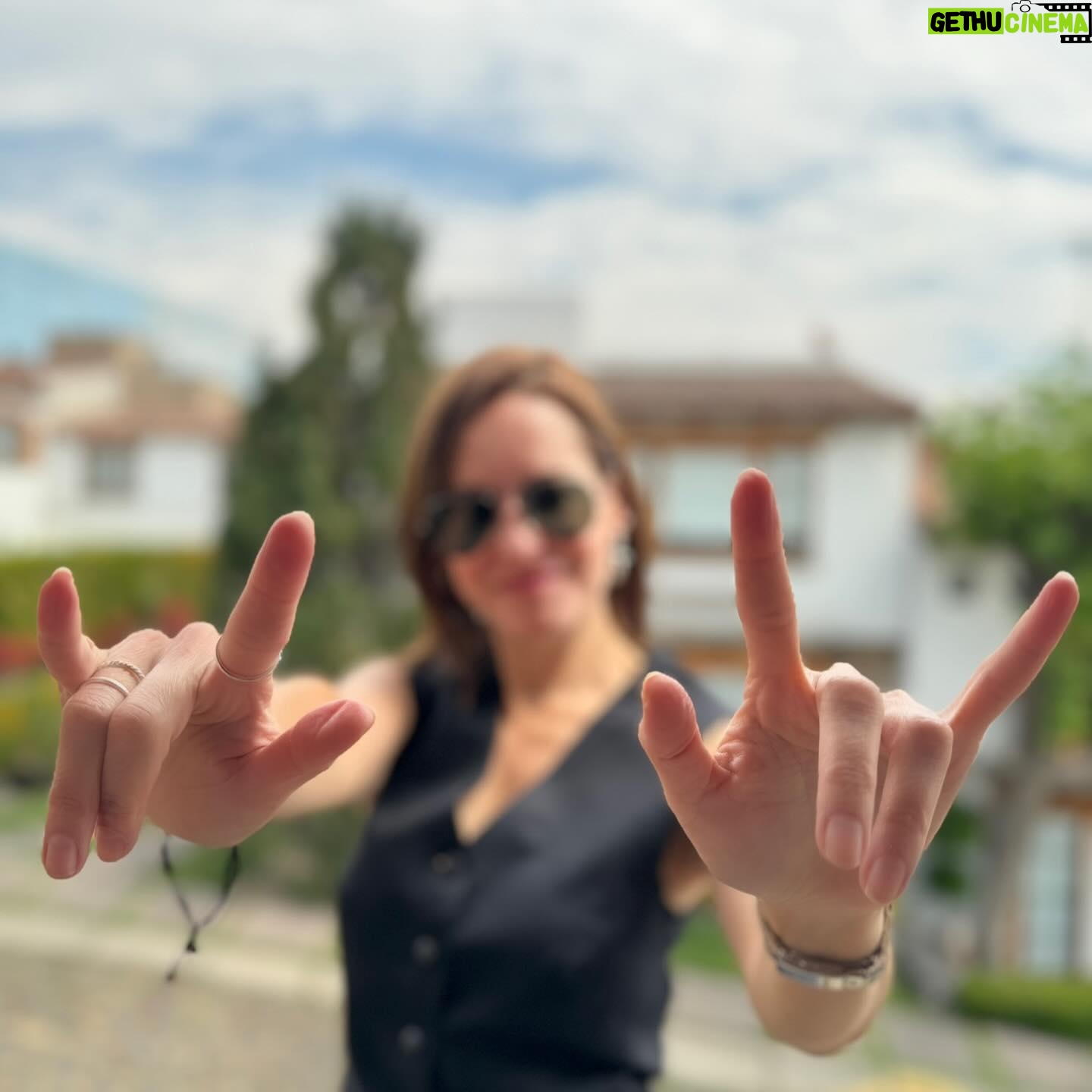 Gabriela Platas Instagram - Si no lo van a dar todo, mejor nadota! ¡Sean felices! 🤘🏻