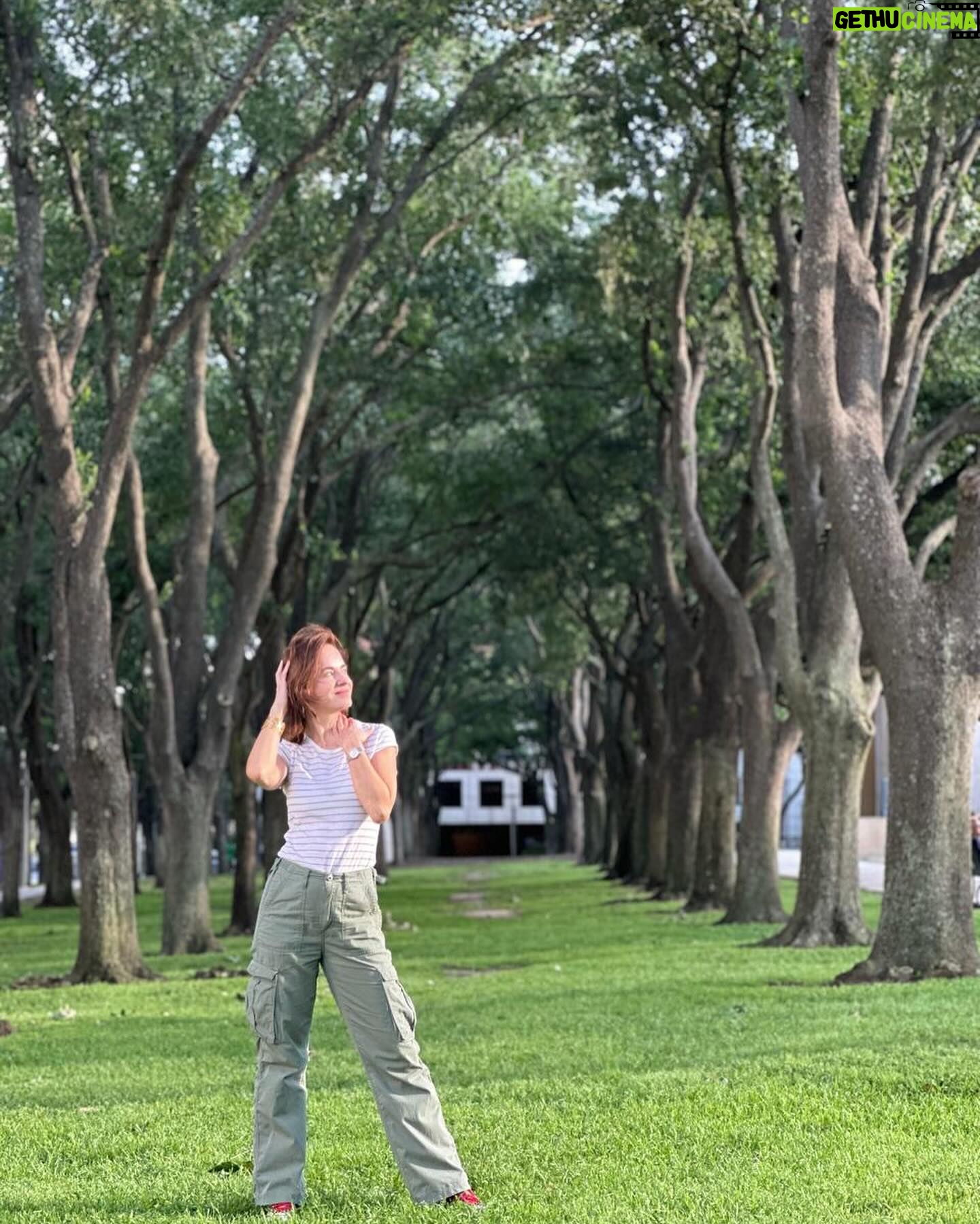 Gabriela Platas Instagram - Hay unos pocos días que no soy oscura y uso mi ropita “nonegra“ 🤍🖤 📸 @clb.foto