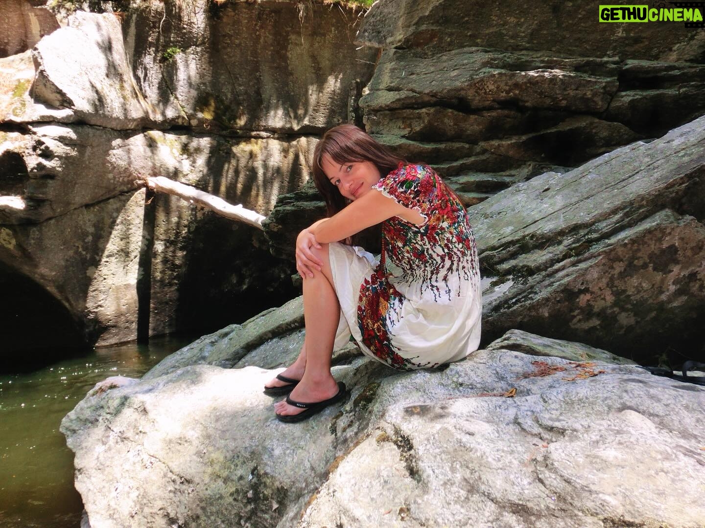 Gabriela Platas Instagram - Sabadito de me encanta subirme a las piedras en los riachuelos
