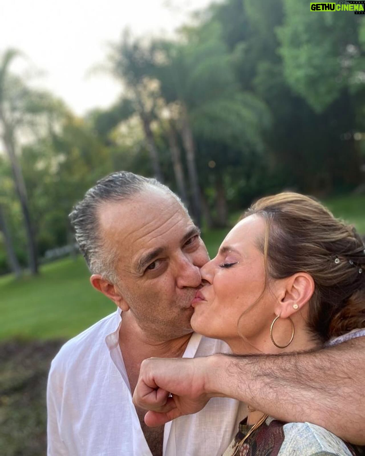 Gabriela Platas Instagram - Hace muchos años, el perro que más he amado me llevó a ti. Y hace 6 años empezaste a enseñarme la felicidad de un amor como siempre lo había imaginado: honesto, protector, sencillo, leal, feliz y divertido (aunque lo disimules con tu #Caradepiedraconojos). Eras mi sueño desde siempre, y hoy se cumplen 6 años de que vivo agradecida de estar a tu lado. Te amo. 🤍