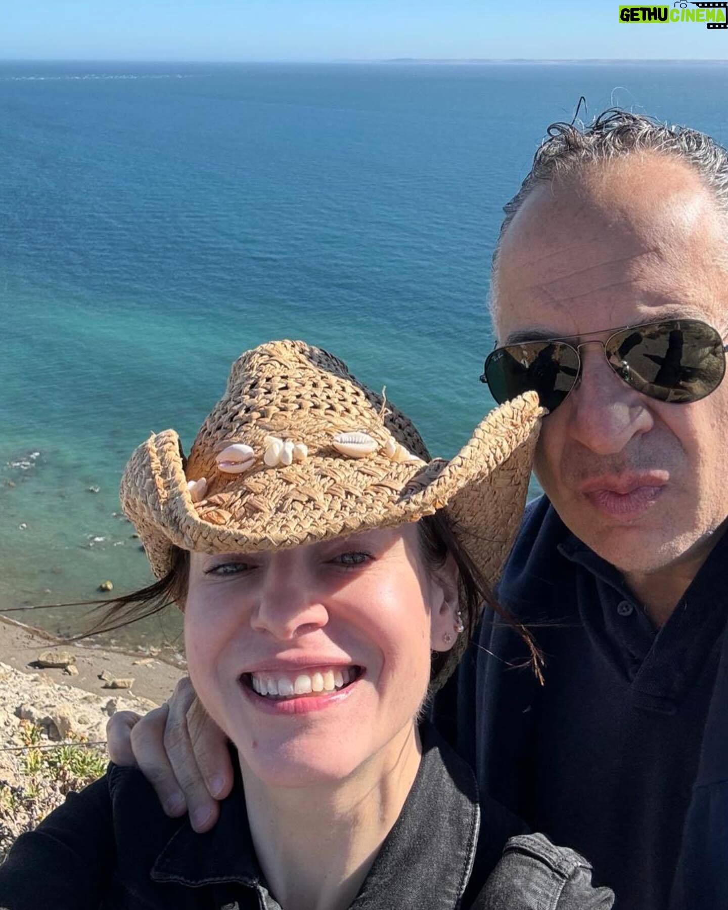 Gabriela Platas Instagram - Hace muchos años, el perro que más he amado me llevó a ti. Y hace 6 años empezaste a enseñarme la felicidad de un amor como siempre lo había imaginado: honesto, protector, sencillo, leal, feliz y divertido (aunque lo disimules con tu #Caradepiedraconojos). Eras mi sueño desde siempre, y hoy se cumplen 6 años de que vivo agradecida de estar a tu lado. Te amo. 🤍
