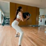 Gabriela Sari Instagram - Acá les dejo esta rutina con ejercicios fáciles y efectivos🙌🏼que podes hacer, ajústalos a tu capacidad, podes sacarle peso, lo importante es que dejes todas las excusas a un lado y puedas empezar a moverte. Empezó el año daleee 10/12 series de cada uno 3/4 vueltas el de abs lo vas a amar , si no podes sostener las piernas en el aire apóyalas en el piso , pero a intentarlo 💪🫶😁🤍♥️se animan !?