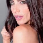 Gabriela Sari Instagram - Entre tantos cuidados ellas son las 💣 que me cuidan @dracarolinaschneider @libellestetica mi confianza absoluta a este equipo que amo y siempre me acompaña 🖤🖤🖤 📽️ @chrisbeliera 💫 @pompavana 🙌🏼 @leoleivapeluqueria 👄 @aguscaparra