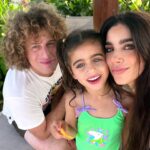 Gabriela Sari Instagram - Querido papá noel ! Estamos lejos de casa!!! Pero te esperamos igual 😍🎄te dejamos un regalito hecho por nosotros , espero te guste 💫sino déjalo en el balcón que a mí las chucherías me encantan ;)