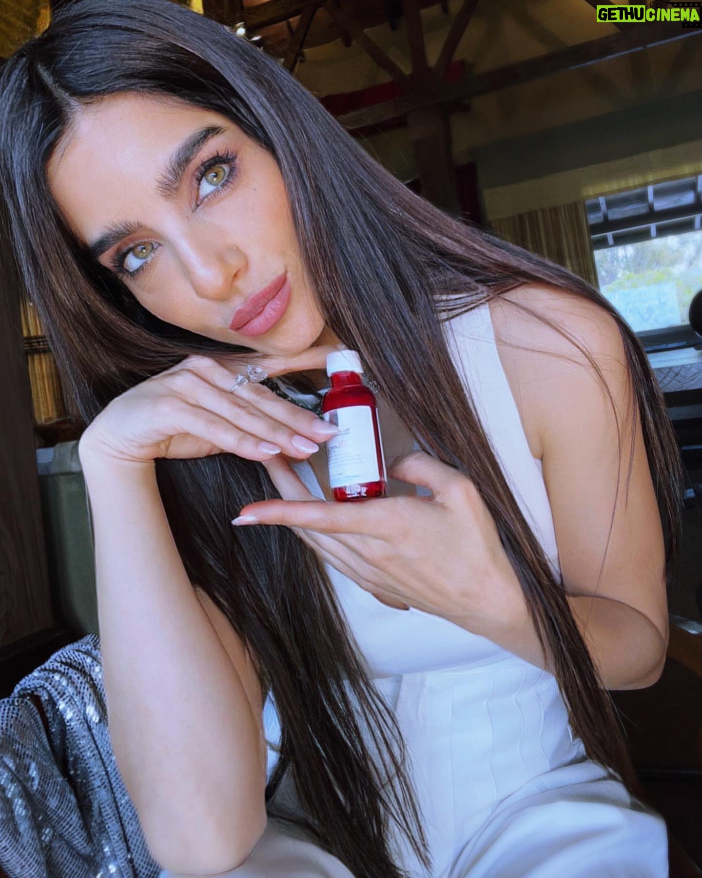 Gabriela Sari Instagram - Uno más bomba que otro 🤍🤍🤍 ¿Conocían los 4 serum de La Roche-Posay? Cada cual se ajusta a tu necesidad. A mi me encanta combinarlos para un mejor cuidado de la piel 🫶🏽💙 #LaRochePosay @larocheposay #tratamientosN1antiedad @lorealgroupe_latam
