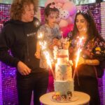 Gabriela Sari Instagram – El momento de los deseos 💜 concentración para q se hagan realidad
Esa mañana Donna me dijo ; siento que estoy viviendo en un dibujito, no me imagino cómo es ser grande en la vida real 🥹💘 (entonces pensé: venimos bien💪)

GRACIAS GRACIAS!!! Alucinante lo que hicieron este Domingo para Donna 💜💖💜💖 @poramor_amora tremenda Ambientacion 

Desde el montaje escenografico increíble que fue su Candy hasta todas las personas maravillosas que nos ayudaron a que todo fuera perfecto🙌🏼 @wheniwishentretenimiento con su animación de lujo ! Pasamos una tarde inolvidable de verdad
Lo que no quiero dejar de resaltar fue el detalle tan real y al mismo tiempo tan mágico que le pusiste Romi😍 genia absoluta. Detalles por doquier , una pastelería decorativa soñada, muñecas gigantes de no creer, todo tan real!!. El Candy lleno de globos @globospartynataly golosinas @partydecoarg !!Una torta increibleee! Y para cada peque invitado habian preparado unas valijitas con crayones y dibujos para pintar a mano @memydeni , individuales vasos en la gama de colores, pero lo mas hermoso, una caja gigante para meterse adentro y sentirse una muñeca Lol. A @gabrielaojedafotografa 📸incondicional retratando cada momento 

Tambien quiero agradecer a los proveedores que estuvieron presentes hicieron que este cumpleaños tenga tantos detalles: 🌸 @linosdecoyflores 
Shimmer @merakiando.fest 
Inflable @diegosinflables 🍰 @majomartincakes 
♥️ @magicland.plazas @contentidad_pinatas @lucero_mobiliario_para_eventos 
🍿 @lunanegraeventos catering @sisucafeva