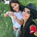 Gabriela Sari Instagram - Que tengan muy felices pascuas 🐰🫶 Esquivando mosquitos salimos a buscar huevos 🙌🏼 Mi vestido del amor @santabohemia ♥️