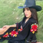 Gabriela Sari Instagram - Que tengan muy felices pascuas 🐰🫶 Esquivando mosquitos salimos a buscar huevos 🙌🏼 Mi vestido del amor @santabohemia ♥️