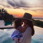 Gabriela Sari Instagram – Hoy y ayer 😍mismo lugar 4 años atrás☀️
Cuando escuchen que dicen; pasa rápido el tiempo, crean porque así es! 
Mientras.. quiero disfrutar los atardeceres con vos, escuchar tus historias y que escuches las mías , que ríamos juntas y nos escondamos allá atrás , en el horizonte, donde descubro el color de tus ojos , el color del infinito. Te amo Donna, mi bebita hermosa verte crecer 🙏🏼es lo más lindoo de la vida 💕💕💕