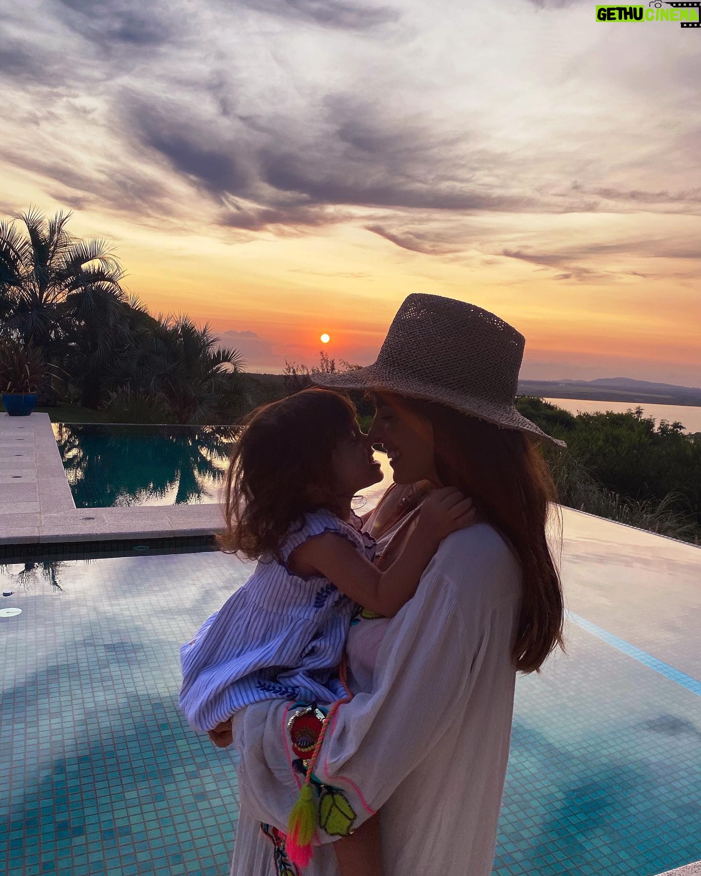 Gabriela Sari Instagram - Hoy y ayer 😍mismo lugar 4 años atrás☀️ Cuando escuchen que dicen; pasa rápido el tiempo, crean porque así es! Mientras.. quiero disfrutar los atardeceres con vos, escuchar tus historias y que escuches las mías , que ríamos juntas y nos escondamos allá atrás , en el horizonte, donde descubro el color de tus ojos , el color del infinito. Te amo Donna, mi bebita hermosa verte crecer 🙏🏼es lo más lindoo de la vida 💕💕💕