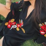 Gabriela Sari Instagram - Que tengan muy felices pascuas 🐰🫶 Esquivando mosquitos salimos a buscar huevos 🙌🏼 Mi vestido del amor @santabohemia ♥️