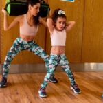 Gabriela Sari Instagram - Donna me dijo que hoy quería entrenar conmigo, Así que la desafié con esta rutina ! Creen que cumplió el objetivo ?! 💪😬 🤍compartir buenos hábitos