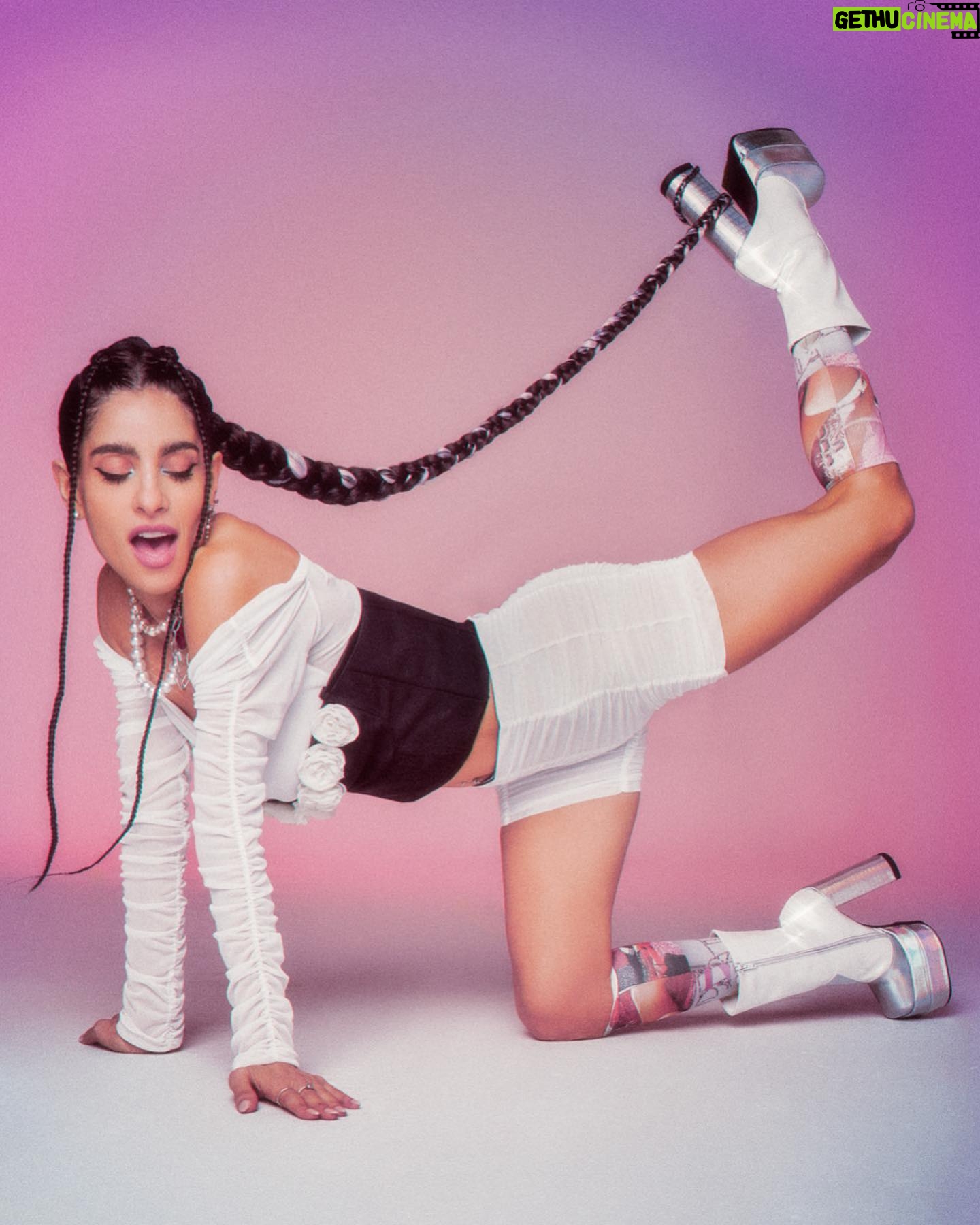 Gabriela Sari Instagram - Salió esta produ que amé 🤍 🥀 Tu look fav cual 🤓 Team del bien 👇🏼 @pompamagazine ft. @gabrielasari 🧠 Art & Production Director: @jorgepeda Creative Idea: @jorgepeda @insidebambi Fashion Stylist: @insidebambi Photographer: @gabrielbailoph Graphic Intervention & Edition: @toguve Hair artist: @maguistyle_ Make up artist: @florenciadanggelo @kabukimakeupschool Styling Assistants: @camifaccio @juliayrala @aldanadornelles Art & Production Director Assistant: @facundogonzaalo @aldanadornelles @juliayrala Special thanks: @fashioncompanyok @monzonspinelli @theannwagners @b_rindis @jessicakessel @gianni__dipaolo @by.nathalieret @nataliamartinhm @princesstatiana.shop @rosedalcafee_ @kombucha.mayabay @shivacocina