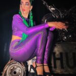 Gabriela Sari Instagram - Pa que me invitan si saben cómo me pongo 💚💜💚💜💚 Que les pareció ?! Lo que me divertí siendo Joker por un rato Look @somosode Pelo @maguistyle_ Shoes @justaosadia