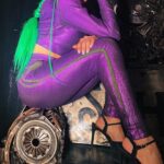 Gabriela Sari Instagram - Pa que me invitan si saben cómo me pongo 💚💜💚💜💚 Que les pareció ?! Lo que me divertí siendo Joker por un rato Look @somosode Pelo @maguistyle_ Shoes @justaosadia