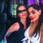 Gabriela Sari Instagram - Halloween Birthday🎃🎂👻🎉 Un poco del finde cumpleañero Familia, amigos ,el rédalo de la vida ♥️ Gracias por acompañarme siempre ☀️ @tarotrodante @wheniwishentretenimiento @sisucafeva @majomartincakes @annier_catering @cotillonmayoristaolivia @maguistyle_. @el.rincon.de.valentina