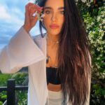 Gabriela Sari Instagram - Al final un pájaro metiéndose en mi cabeza☁️🐦🫶 Look @boon.oficial En la web todo el cyber sale con desc 🔥🔥🔥