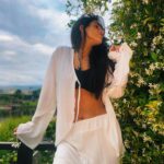 Gabriela Sari Instagram - Al final un pájaro metiéndose en mi cabeza☁️🐦🫶 Look @boon.oficial En la web todo el cyber sale con desc 🔥🔥🔥