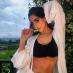 Gabriela Sari Instagram - Al final un pájaro metiéndose en mi cabeza☁️🐦🫶 Look @boon.oficial En la web todo el cyber sale con desc 🔥🔥🔥