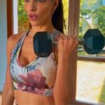 Gabriela Sari Instagram – Rutina del bien! Este tipo de ejercicios son los que prefiero, combinando brazos piernas& glúteos a la vez. Se viene el frío, ahora vas a tener que salir sin pensar y lograr hacer esa rutina que te hace bien, te despeja y te pone fuerte💪🧡☀️cada uno a su ritmo pero hagan la prueba de hacerla, después me cuentan cómo les va ✨hermosa mitad de semana 🍃
