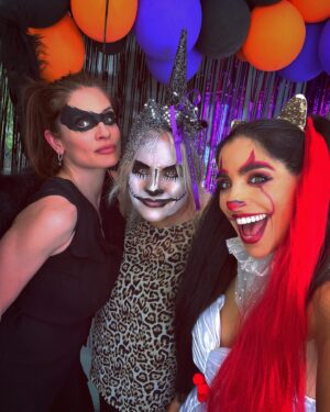 Gabriela Sari Instagram - Halloween Birthday🎃🎂👻🎉

Un poco del finde cumpleañero 
Familia, amigos ,el rédalo de la vida ♥️

Gracias por acompañarme siempre ☀️

@tarotrodante @wheniwishentretenimiento 
@sisucafeva @majomartincakes 
@annier_catering @cotillonmayoristaolivia 
@maguistyle_. @el.rincon.de.valentina