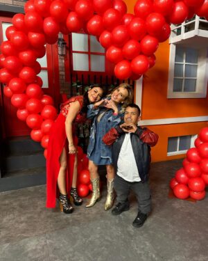 Gaby Ramirez Instagram - El mejor #sanvalentin day siempre es un placer estar de invitada en @programahoy de verdad que trabajar con la jefa @andy___rodriguez es un aprendizaje diario muchas gracias que gran día uno de los mejores me encantó verte amigo de nuevo @mediometro_original