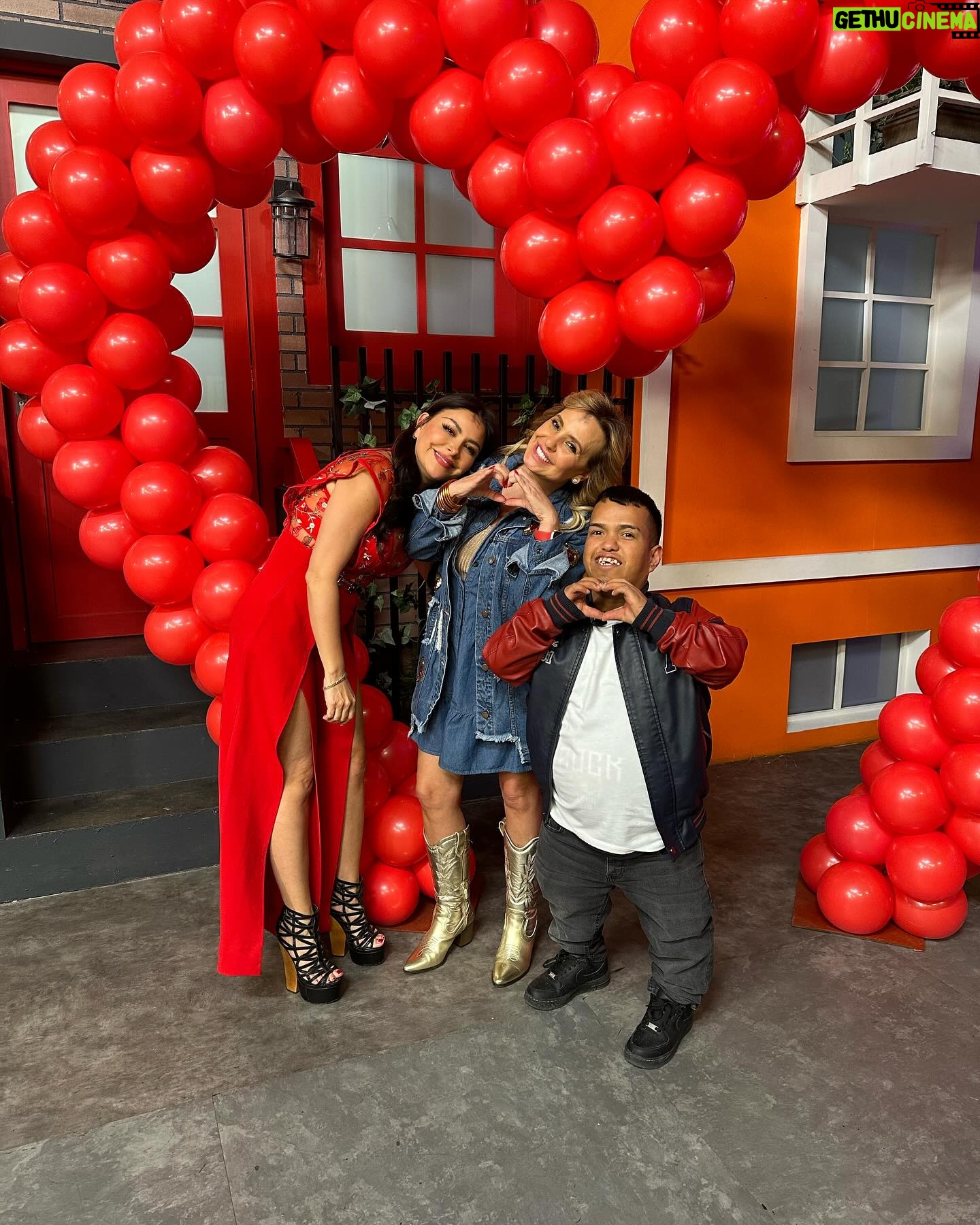 Gaby Ramirez - 3.5K Likes - El mejor #sanvalentin day siempre es un placer estar de invitada en @programahoy de verdad que trabajar con la jefa @andy___rodriguez es un aprendizaje diario muchas gracias que gran día uno de los mejores me encantó verte amigo de nuevo @mediometro_original