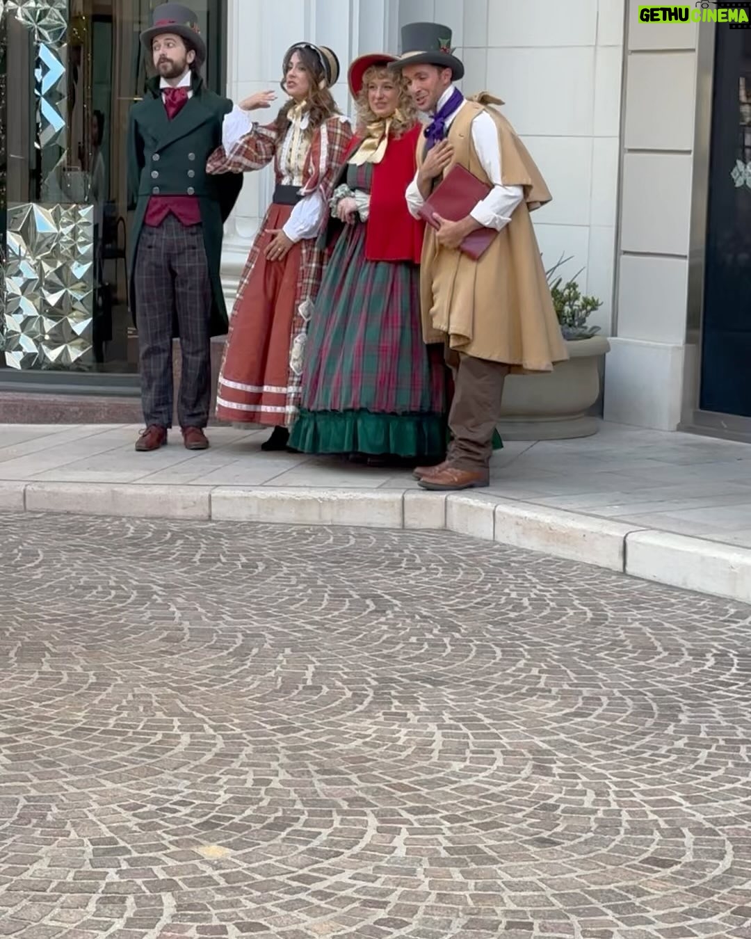 Gaby Ramirez Instagram - @bellofcalifornia . Sabías que los #villancicosnavideños empezaron en #españa y en #portugal durante la #edadmedia . Y no tenían nada que ver con la #navidad . Did you know that #Christmascarols began in #Spain and #Portugal during the #middle ages. And they had nothing to do with #Christmas #gabyramirez
