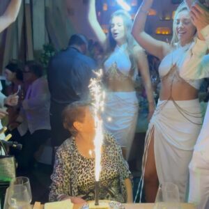 Gaby Ramirez Instagram - Estas son las mañanitas para mi mami bella Teresita te amo Grax por todo este tiempo por tu amor por tu entrega al 100% eres la mejor mamá del mundo tantas fotos e historias de este lugar tan mágico @iliosrestaurante .

#artists #young_artist #expression #illustrators #dailyart #conceptart #artlife #art #artsagram #colors #gabyramirez #gabyramireztv