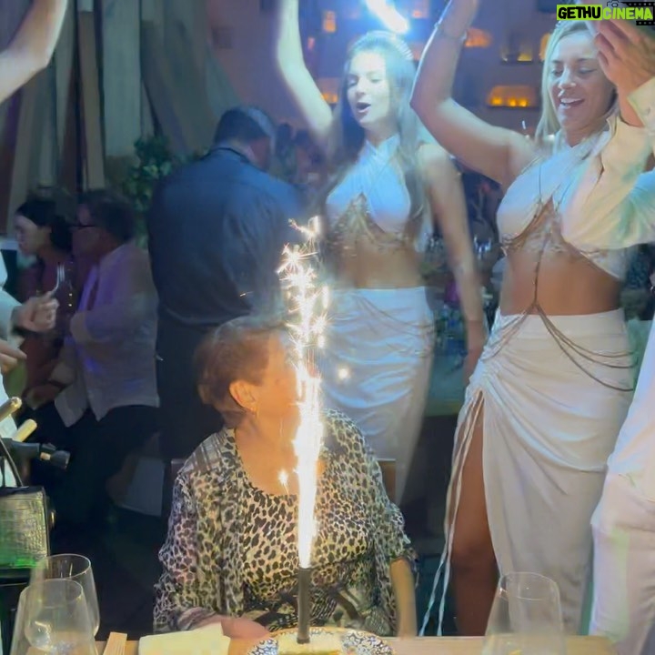 Gaby Ramirez - 3.2K Likes - Estas son las mañanitas para mi mami bella Teresita te amo Grax por todo este tiempo por tu amor por tu entrega al 100% eres la mejor mamá del mundo tantas fotos e historias de este lugar tan mágico @iliosrestaurante .
#artists #young_artist #expression #illustrators #dailyart #conceptart #artlife #art #artsagram #colors #gabyramirez #gabyramireztv