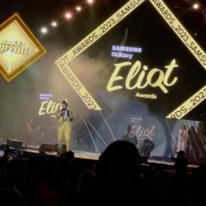 Gaby Ramirez Instagram - Llegaron los #eliot 💛 #yellowcarpet .
#designer by @angelfarfalla .
#publishing by @soyalexcampos . 
@josuehuchim  gracias amor sin ti aún seguiría ahí jajaa . 
#gabyramirez #eliot #eliotawards #redcarpet #swarovski