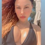 Gaby Ramirez Instagram – Que rico 😋 los #sunyday☀️ #ilove tomar el solecito ustedes son de los que les gusta tomar el sol o prefieren hacer deportes acuáticos o simplemente estar en la barra 🥃 cuéntenme #gabyramirez #beach #christmas #thsnksgiving