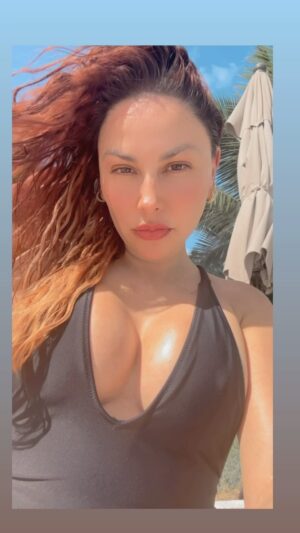 Gaby Ramirez Instagram - Que rico 😋 los #sunyday☀️ #ilove tomar el solecito ustedes son de los que les gusta tomar el sol o prefieren hacer deportes acuáticos o simplemente estar en la barra 🥃 cuéntenme #gabyramirez #beach #christmas #thsnksgiving