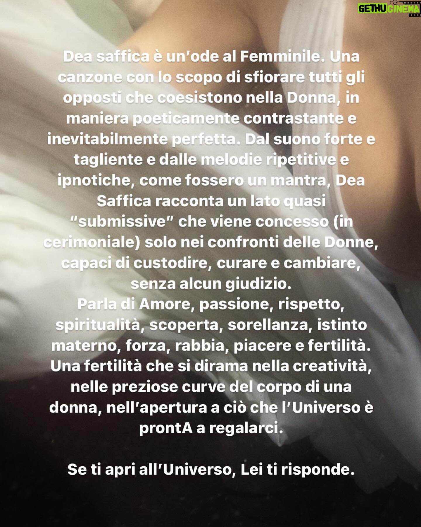Gaia Gozzi Instagram - Ho scritto Dea la 1a se non la 2a volta che io e @__bias___ ci siamo visti in studio. Lui cuore enorme, talento e gusto ineccepibili. Ci tiene alla sincerità del flusso, io pure. Abbiamo difeso la nostra (i)Dea fino alla fine. Proud of us e dei nostri super team🥹 ok la canzone c’è, l’identità, i valori che indossa sono chiari, claros, clear af, vanno traslati con le immagini. @stellaasiaconsonni sale a bordo e c’è sinergia. Da subito. Video e immaginario ci sono. Siamo in tantissimissimi, crew totale. Arriviamo a Bormio, si gira dalla mattina prestowww. Faceva un caldo torrido e subito dopo le temperature raggiungevano gradi sotto lo zero. Stavamo tutti fatti di adrenalina e quando al comando c’è una capri ascendente capri sai di essere in mani ottime e che il video l’hai portato a casa ancora prima di averlo girato. Tutto perfetto, soprattutto la poetica imprevedibilità della Natura che obv doveva essere protagonista e decidere per tuttx noyyyy✨ ogni persona che ha lavorato a questo progetto è stata fondamentale non solo nella riuscita di un qualcosa che prima era solo aria, un’idea nell’etere, ma nel creare lo spazio sicuro nel quale farlo. Gratitudine. 🥲 io sono tanto felice, del risultato, delle persone maggggiche coinvolte, della cura con cui si fanno le cose, le intenzioni sempre chiare, l’amore… insomma solo cose belle x todos 🍀 è liberatorio potersi fidare e affidarsi … pulisce il karmaaaa! :)) partire da dentro is the keyyyy e poi tutto il resto, il mondo materiale che ci circonda, si assesta in base a come si sta dentro. E ora sto tanto bene ☀️☀️☀️Ok mo basta quantum leappareeee, buon inizio settimana Saffikeh xxxxxxx amo vcs 🤍🌬️🕯️ GG
