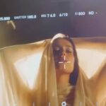 Gaia Gozzi Instagram - Ho scritto Dea la 1a se non la 2a volta che io e @__bias___ ci siamo visti in studio. Lui cuore enorme, talento e gusto ineccepibili. Ci tiene alla sincerità del flusso, io pure. Abbiamo difeso la nostra (i)Dea fino alla fine. Proud of us e dei nostri super team🥹 ok la canzone c’è, l’identità, i valori che indossa sono chiari, claros, clear af, vanno traslati con le immagini. @stellaasiaconsonni sale a bordo e c’è sinergia. Da subito. Video e immaginario ci sono. Siamo in tantissimissimi, crew totale. Arriviamo a Bormio, si gira dalla mattina prestowww. Faceva un caldo torrido e subito dopo le temperature raggiungevano gradi sotto lo zero. Stavamo tutti fatti di adrenalina e quando al comando c’è una capri ascendente capri sai di essere in mani ottime e che il video l’hai portato a casa ancora prima di averlo girato. Tutto perfetto, soprattutto la poetica imprevedibilità della Natura che obv doveva essere protagonista e decidere per tuttx noyyyy✨ ogni persona che ha lavorato a questo progetto è stata fondamentale non solo nella riuscita di un qualcosa che prima era solo aria, un’idea nell’etere, ma nel creare lo spazio sicuro nel quale farlo. Gratitudine. 🥲 io sono tanto felice, del risultato, delle persone maggggiche coinvolte, della cura con cui si fanno le cose, le intenzioni sempre chiare, l’amore… insomma solo cose belle x todos 🍀 è liberatorio potersi fidare e affidarsi … pulisce il karmaaaa! :)) partire da dentro is the keyyyy e poi tutto il resto, il mondo materiale che ci circonda, si assesta in base a come si sta dentro. E ora sto tanto bene ☀️☀️☀️Ok mo basta quantum leappareeee, buon inizio settimana Saffikeh xxxxxxx amo vcs 🤍🌬️🕯️ GG