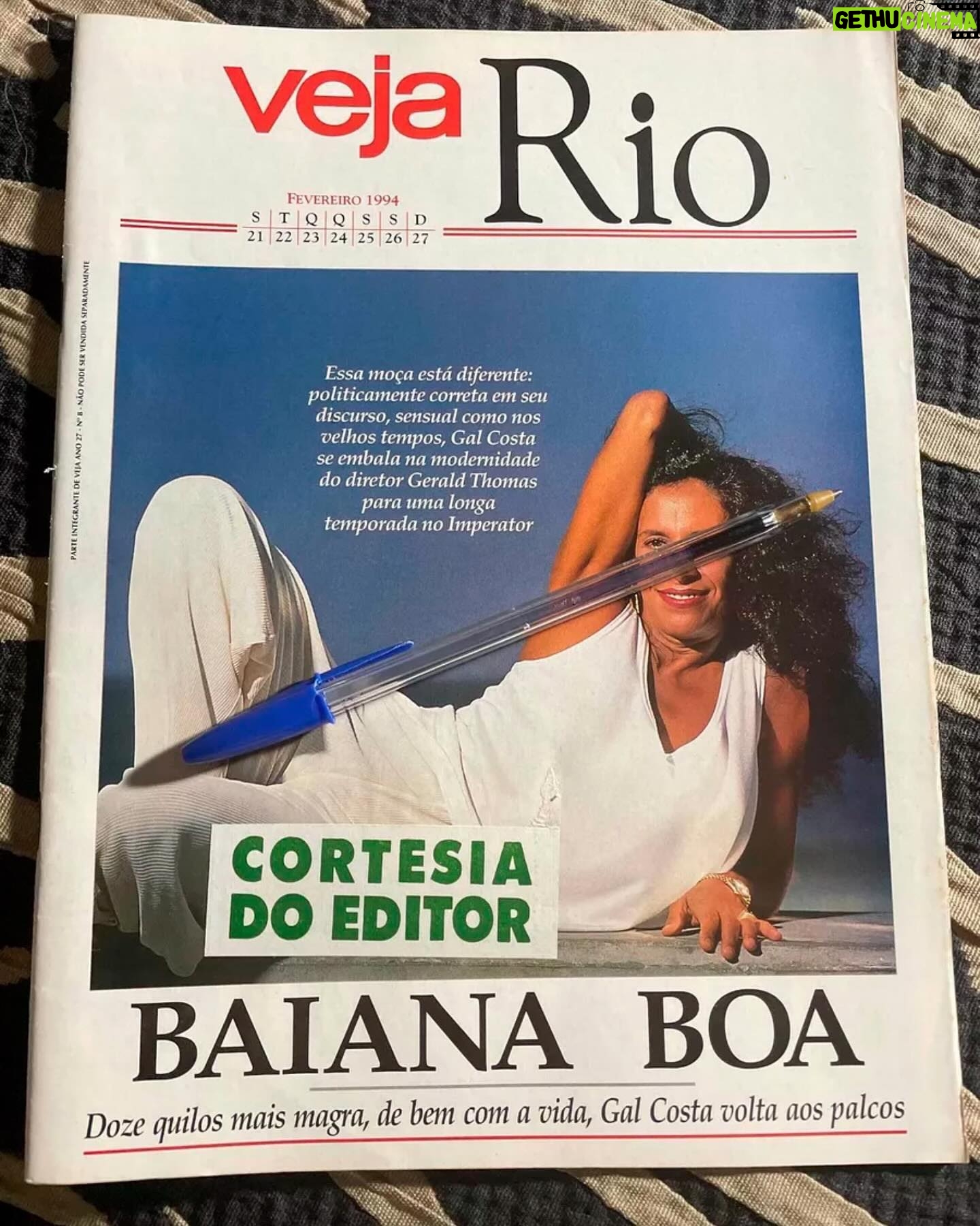 Gal Costa Instagram - Há exatos 30 anos, Gal era a capa da revista @vejario (Edição 8 de 1994), que trazia ainda uma matéria de cinco páginas sobre os novos projetos da cantora. Gal estava prestes a estrear o icônico show da turnê “O Sorriso do Gato de Alice” sob a direção do diretor teatral @geraldthomas1 . Saudades! #GalCosta #EquipeGal