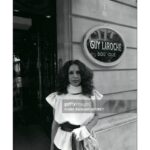 Gal Costa Instagram – 🇫🇷 Gal tornou-se um ícone não só na música, como também na moda. Sua imagem sempre transbordou uma mistura única de sensualidade, exuberância e uma pitada de rebeldia. Até hoje os seus looks são amplamente reproduzidos e reinterpretados nas passarelas e nas ruas.

Em 07 de maio de 1982, após turnê em Israel, Gal Costa visitou o ateliê de @guylarocheparis em Paris, um dos mais importantes nomes da alta costura internacional.

Fotos: Bertrand Laforêt / Gamma / @gettyimages

#GalCosta #EquipeGal