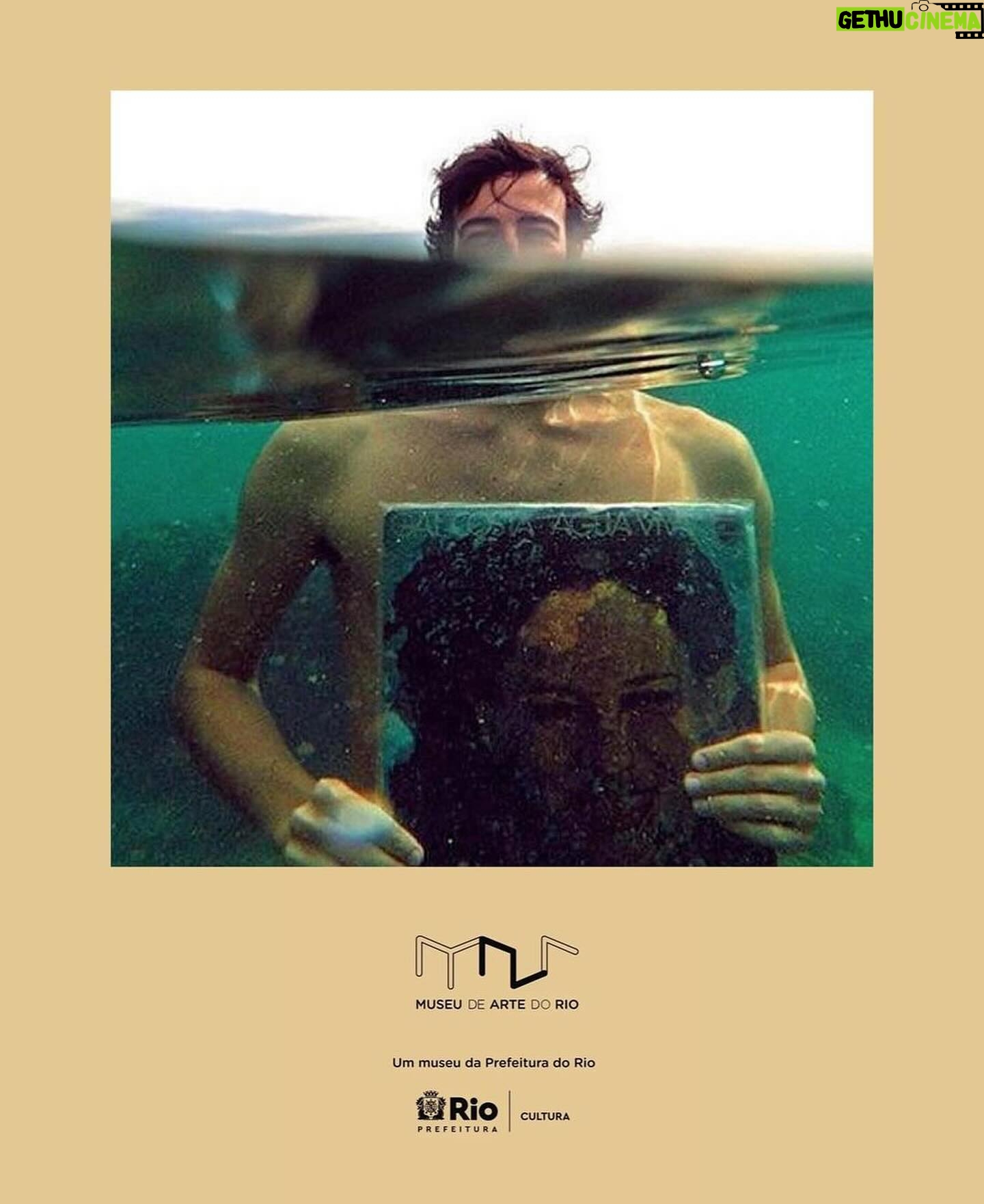 Gal Costa Instagram - Estreia hoje no MAR (@museudeartedorio), Rio de Janeiro, com estrada franca, a exposição “Bloco do Prazer”, inspirada na música homônima, escrita por @moraesmoreiraoficial e @faustonilo, e interpretada incrivelmente pela nossa Gal Costa. A mostra celebra o prazer das festas e manifestações populares que criam momentos de alegria, catarse, transe e desejo, como o divertido trabalho de @arthurscovino #levandooselepesdegalparapassear, lançado em 2013. Quem é seguidor antigo lembra! ❤️ Além de uma visita mediada com os curadores e alguns artistas da exposição, ainda vai rolar muito agito nos pilotis com DJ Jorge Badauê e com a cantora @jussarasilveira22 fazendo um tributo a Gal Costa com o show “Jussara Silveira Canta Gal”, com @luizbrasil e @marcelo.galter. Vem curtir o Bloco do Prazer! 🔹Serviço: Exposição Bloco do Prazer Abertura na sexta, dia 5 de abril, às 18h, com MAR de graça @cultura_rio / @oeibrasil #GalCosta #EquipeGal