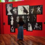 Gal Costa Instagram – 😍 Um programão para os cariocas!

#Repost @dudaiannuzzi
 NOVIDADE NO RIO: EXPOSIÇÃO “BLOCO DO PRAZER” ❤️🎉

Os versos de Fausto Nilo e Moraes Moreira eternizados na canção interpretada por Gal Costa serviram como fonte de inspiração para a nova exposição do Museu de Arte do Rio. “Bloco do Prazer”, título da música lançada em 1982, dá nome à mostra que apresenta ao público festas e celebrações que configuram momentos de alegria, catarse, transe e desejo da cultura brasileira. 👏🏼

Apresentando também a reflexão da festa no sentido social, os ritos de passagem e a relação com o corpo, a nova mostra se divide em duas salas e dois momentos. A primeira sala expositiva apresenta festas tradicionais, populares e religiosas pelo Brasil, enquanto a segunda sala é pautada na relação do corpo e do prazer. 🎊

A exposição tem curadoria de Marcelo Campos, Amanda Bonan, Thayná Trindade, Amanda Rezende, Jean Carlos Azuos e do curador convidado Bitú Cassundé. :)

📲Informações:
 EXPOSIÇÃO: “Bloco do Prazer”

📍Praça Mauá, 5 – Centro, Rio de Janeiro 
🗓️ Até dia 11 de agosto de 2024
🎟️ Inteira 20,00 | Meia 10,00
🕐 Terça a domingo | 11h às 18h (última entrada às 17h)

#GalCosta #EquipeGal