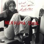 Gal Costa Instagram - ‘Nenhuma Dor’, álbum comemorativo dos 75 anos de Gal Costa, teve lançamento oficial em 12 de fevereiro de 2021, com edições em vinil e CD. ‘Nenhuma Dor’ nasceu como projeto digital durante a pandemia e trazia dez duetos de Gal com os brasileiros Rodrigo Amarante, Seu Jorge, Silva, Criolo, Rubel, Tim Bernardes, Zé Ibarra e Zeca Veloso; e ainda duetos com o português António Zambujo e com o uruguaio Jorge Drexler. Com concepção e direção geral de @marcuspreto, o projeto foi o último álbum de Gal. Marcus Preto comentou: “Em meio à pandemia, em maio ou junho do ano passado, Gal me telefonou. Sentia que, nesses dias tão vagos de definição, um público mais jovem do que o habitual estava dando tratamento especialmente afetuoso aos artistas da sua geração. A meninada chegou mais perto do trabalho dela, do de Caetano, Milton, Gil, Chico, Bethânia. Comentei que a sensação dela estava correta e era amparada por números: nunca se consumiu tanta música de catálogo no mundo quanto agora, na quarentena. Canções que a gente já tinha na memória do afeto, trilhas de melhores e mais esperançados tempos passados, voltavam potentes para nos dar estrutura diante das incertezas. “Isso me dá ainda mais vontade de trabalhar, de cantar para as pessoas. Você não acha que a música cura?”, ela perguntou. Era o sinal de que algo estava começando.” O vinil em edição limitada pela @revistanoize e o CD saiu pela @biscoitofino e encontra-se à venda no site www.biscoitofino.com.br #GalCosta #Gal75 #NenhumaDor #EquipeGal