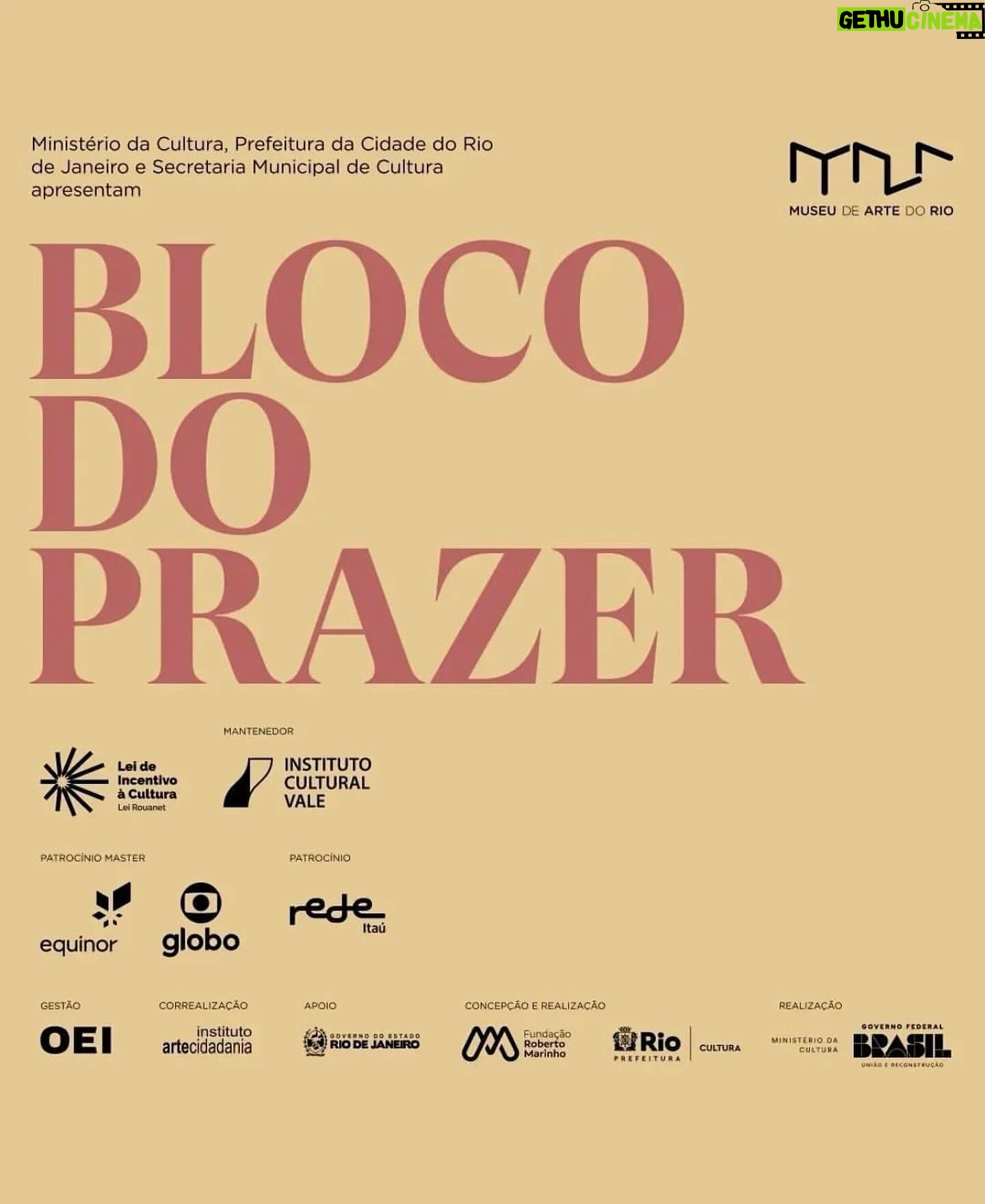 Gal Costa Instagram - Estreia hoje no MAR (@museudeartedorio), Rio de Janeiro, com estrada franca, a exposição “Bloco do Prazer”, inspirada na música homônima, escrita por @moraesmoreiraoficial e @faustonilo, e interpretada incrivelmente pela nossa Gal Costa. A mostra celebra o prazer das festas e manifestações populares que criam momentos de alegria, catarse, transe e desejo, como o divertido trabalho de @arthurscovino #levandooselepesdegalparapassear, lançado em 2013. Quem é seguidor antigo lembra! ❤️ Além de uma visita mediada com os curadores e alguns artistas da exposição, ainda vai rolar muito agito nos pilotis com DJ Jorge Badauê e com a cantora @jussarasilveira22 fazendo um tributo a Gal Costa com o show “Jussara Silveira Canta Gal”, com @luizbrasil e @marcelo.galter. Vem curtir o Bloco do Prazer! 🔹Serviço: Exposição Bloco do Prazer Abertura na sexta, dia 5 de abril, às 18h, com MAR de graça @cultura_rio / @oeibrasil #GalCosta #EquipeGal